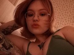 AliciaLewis - female with brown hair webcam at ImLive