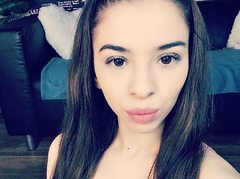 AllissaFieldss - female with brown hair webcam at ImLive