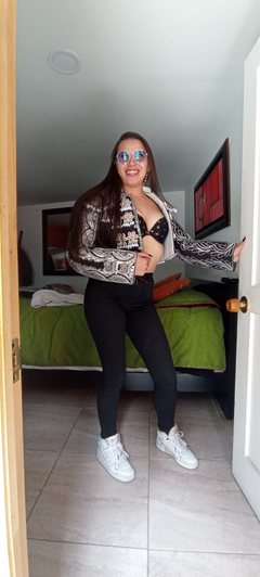 AndreaMichels - female with brown hair and  small tits webcam at ImLive