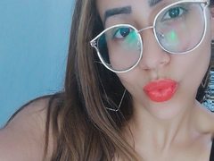 ArinaxxFlowers - female with brown hair webcam at ImLive