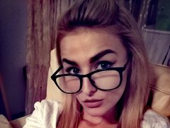 CherrySquirts - female with brown hair webcam at xLoveCam