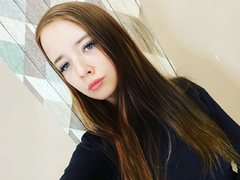 EmilyFlowers from xLoveCam