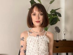 EmilieBloom_ - female with brown hair webcam at ImLive