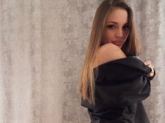 EmiliyaFoll - female with brown hair and  small tits webcam at ImLive