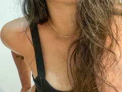 EmilyeMiller92 - female with brown hair and  small tits webcam at ImLive