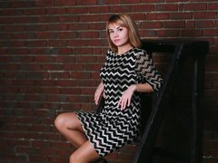 GoddessJulie313 - blond female with  small tits webcam at ImLive