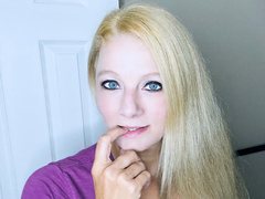 Hailey00 - blond female webcam at ImLive