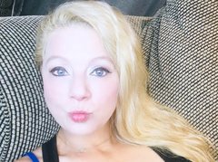 Hailey00 - blond female webcam at ImLive