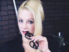 Hailey00 - blond female webcam at ImLive