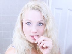 Hailey00 - blond female webcam at ImLive