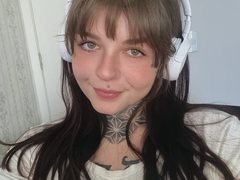 DojaBlaze - female with brown hair webcam at ImLive