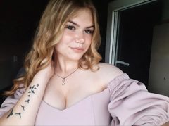 JozzyLove - blond female with  small tits webcam at ImLive