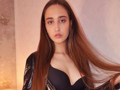 Kamiya_Moon - female with red hair webcam at ImLive