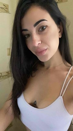 Karinabrunette - female with black hair and  small tits webcam at ImLive