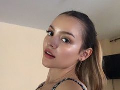 Laramml - female with red hair and  small tits webcam at ImLive