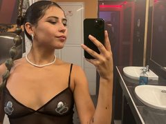 lauren_skates - female with black hair and  small tits webcam at ImLive