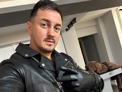 LucianoTop - male webcam at ImLive