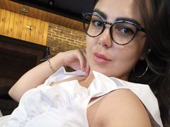 MelissaBoomm - female with brown hair webcam at ImLive