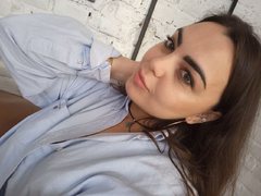 MelissaBoomm - female with brown hair webcam at ImLive