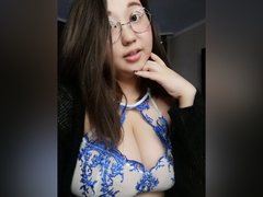 MeryStronges - female with black hair and  small tits webcam at xLoveCam