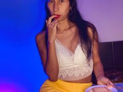 MoonLipson871 - female with brown hair and  small tits webcam at ImLive