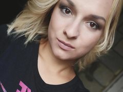 NellieLynn - blond female webcam at xLoveCam