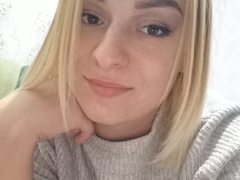 NellieLynn - blond female webcam at xLoveCam