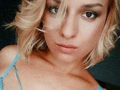 NellieLynn - blond female webcam at xLoveCam