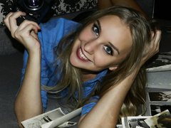 Rennesssa - blond female with  small tits webcam at ImLive