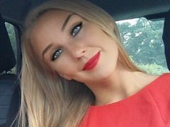 Rennesssa - blond female with  small tits webcam at ImLive