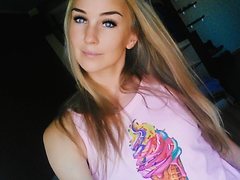 Rennesssa - blond female with  small tits webcam at ImLive