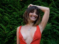 SarraJoyX - female with brown hair webcam at ImLive