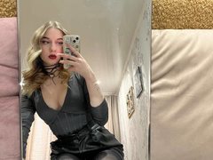 SexyMeyes - female with red hair webcam at xLoveCam