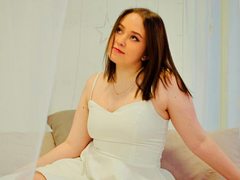 SweeteGirle - female with brown hair webcam at ImLive