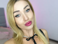 AmaFox - blond female webcam at LiveJasmin