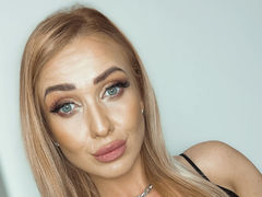 AmaFox - blond female webcam at LiveJasmin