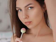 AmandaFerraz - female with brown hair webcam at LiveJasmin