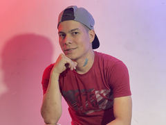 AronWhiite - male webcam at LiveJasmin