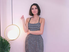 BeverlyBonas - female with brown hair webcam at LiveJasmin