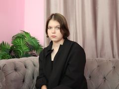 ChloePewllett - female with brown hair webcam at LiveJasmin