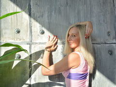 ElzaMature - blond female webcam at LiveJasmin