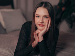 EmilyBlades - female with brown hair webcam at LiveJasmin