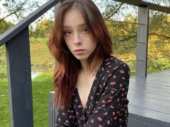 EmmaBerys - female with brown hair webcam at LiveJasmin