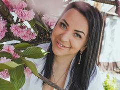 YourprettyHelen - female with brown hair webcam at ImLive