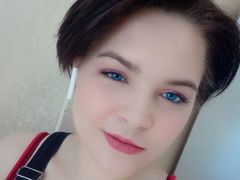 AgnesVendie - female with brown hair webcam at ImLive