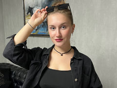 IssaHeming - blond female webcam at LiveJasmin