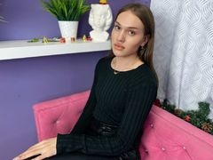 JulesVanes - shemale with brown hair webcam at LiveJasmin