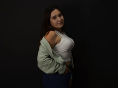 JuliaEstes - female with brown hair webcam at LiveJasmin