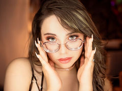 JulieteSaenz - female with brown hair webcam at LiveJasmin