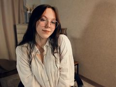 KeeleyBagge - female with brown hair webcam at LiveJasmin